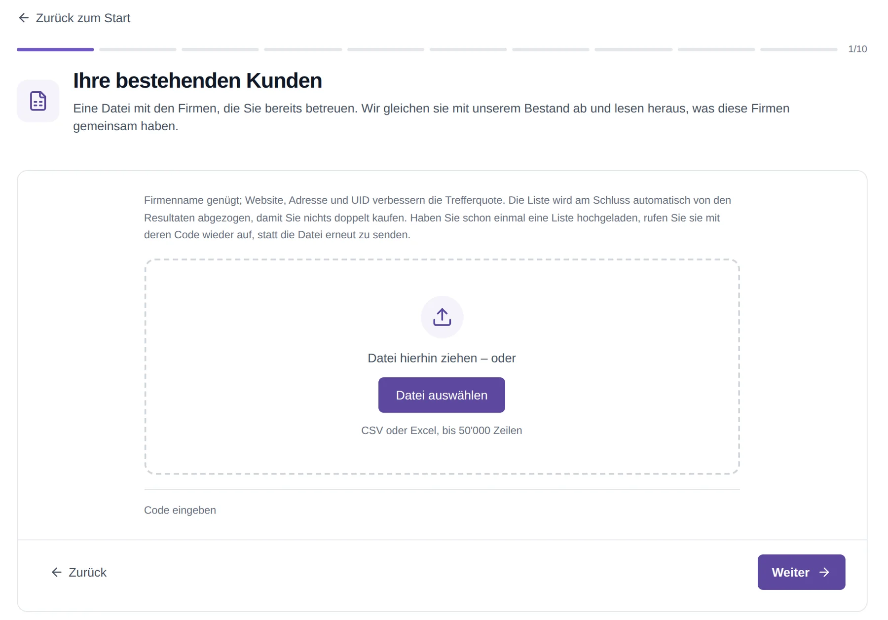 Der Schritt «Ihre bestehenden Kunden» in Ainova Intelligence: ein Feld, in das sich eine Datei ziehen lässt, mit dem Hinweis «CSV oder Excel, bis 50'000 Zeilen» und der Erklärung, dass die Liste am Schluss automatisch von den Resultaten abgezogen wird
